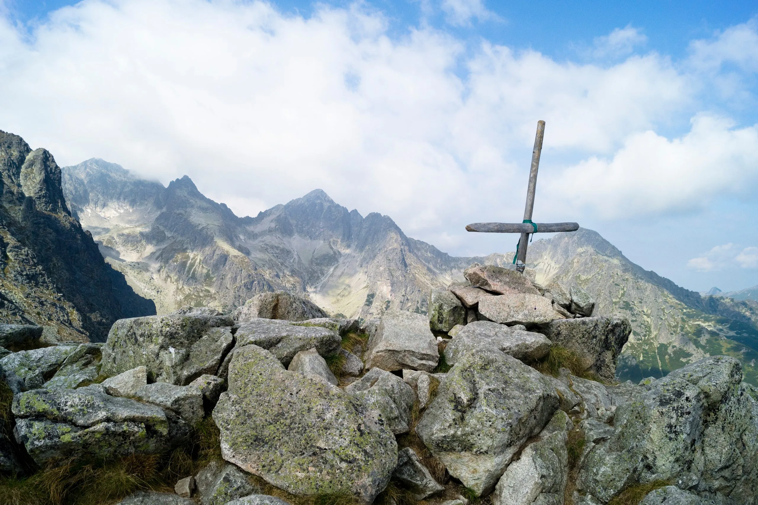 Tatra-vuoren huiput panoraama, näkymä Velka Svistovkan vuoren huipulta. Puinen risti merkitsee huippua. Slovakia
