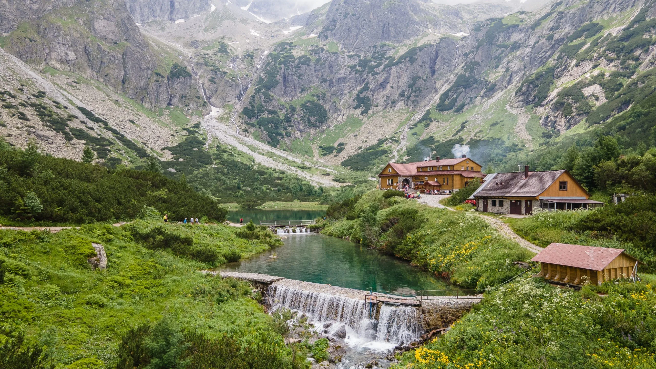 Vue aérienne du lac Zelene pleso dans les Hautes Tatras en Slovaquie